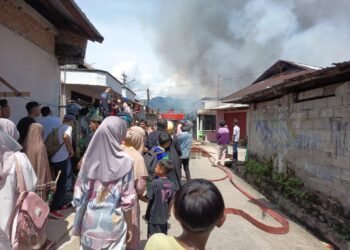 Video: Kebakaran Hanguskan Rumah Warga di Padang, Asap Tebal Membumbung