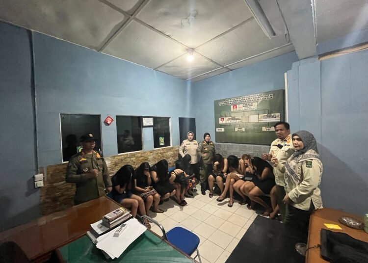 Satpol PP Damkar Padang Pariaman menangkap sepuluh wanita pemandu lagi dalam razia sebuah kafe tempat karaoke di kawasan Taman Woles, Nagari Kasang, Kecamatan Batang Anai, pada Kamis (5/2) malam hingga Jumat (6/2) pukul 02.30 WIB. Foto: Satpol PP Damkar Padang Pariaman
