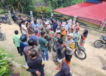 Warga Pesisir Selatan Gotong Royong Tandu Korban Kecelakaan karena Jalan Rusak