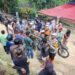 Warga Pesisir Selatan Gotong Royong Tandu Korban Kecelakaan karena Jalan Rusak