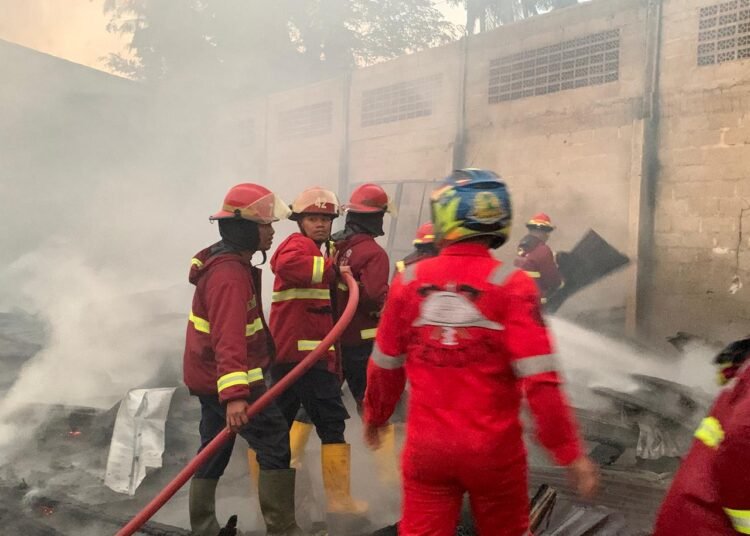 Kebakaran melanda gudang penyimpanan furniture Bigland yang berada di Jalan Sutan Syahrir, Kelurahan Rawang, Kecamatan Padang Selatan, Kota Padang, Jumat (6/2/2026) sore.