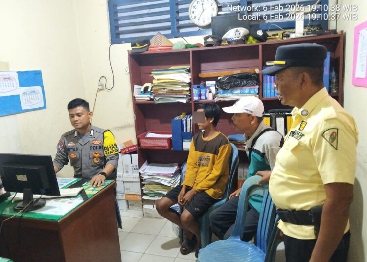 Seorang remaja di laporkan ke Polsek Pancung Soal karena diduga mencuri brondolan sawit di area perkebunan Divisi III PT Incasi Raya Sodetan, tepatnya di Afdeling F Subblok F-4, Nagari Pulau Rajo, Kecamatan Pancung Soal, Pesisir Selatan, pada Jumat (6/2/2026) sore. Foto: Polsek Pancung Soal