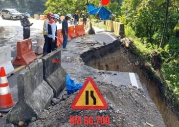 Jalan Padang–Bukittinggi Terban di Lembah Anai, Arus Lalu Lintas Diberlakukan Satu Jalur
