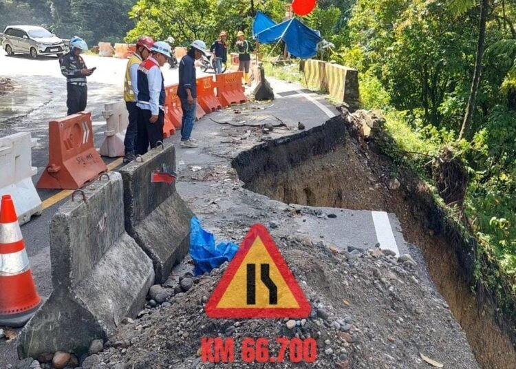 Jalur utama penghubung Padang–Bukittinggi terban di KM 66,7 kawasan Lembah Anai, Sabtu (7/2/2026).