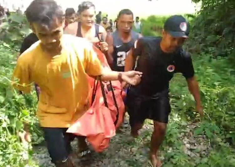 Seorang anak laki-laki bernama Andre, usia 11 tahun ditemukan meninggal dunia setelah tenggelam di Sungai Batang Hari, tepatnya di Jorong Muara Mou, Nagari Sungai Kambut, Kecamatan Pulau Punjung, Kabupaten Dharmasraya, Sabtu (7/2/2026).