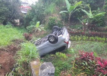 Mobil Peziarah Terguling Masuk Parit di Jalan Batusangkar–Padang Panjang