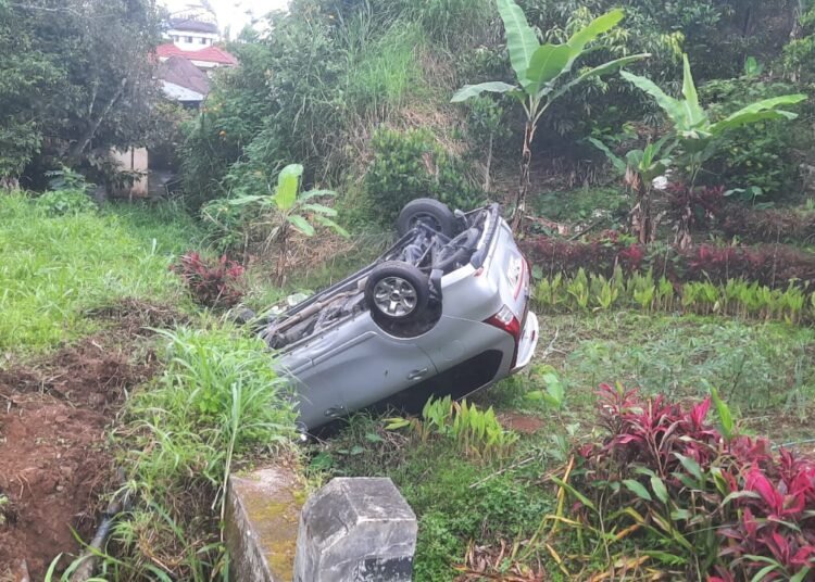Sebuah minibus berwarna silver (merek tidak teridentifikasi) terguling dan masuk parit di Jalan Lintas Batusangkar–Padang Panjang, tepatnya di Jorong Subarang, Nagari Batipuah Ateh, Kecamatan Batipuh, Tanah Datar, pada Minggu (8/2/2026) sekitar pukul 17.30 WIB.