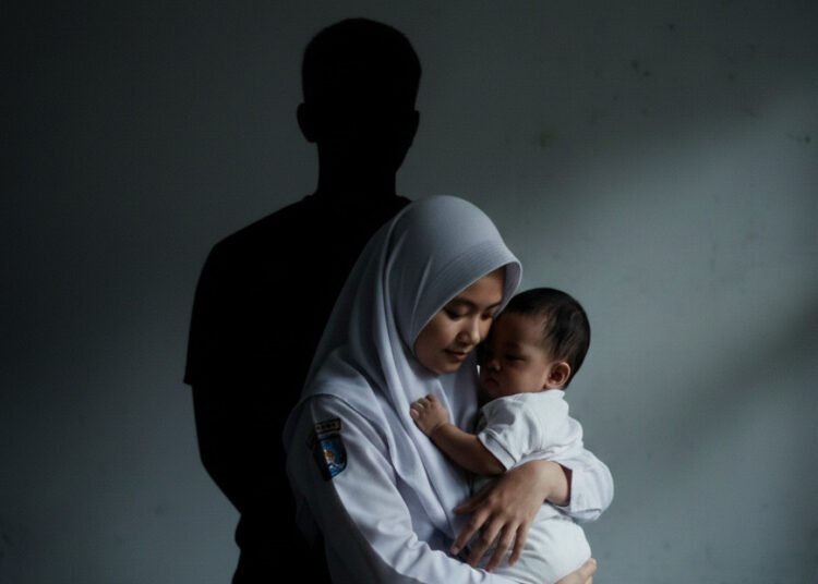 Ilustrasi siswi MAN melahirkan bayi. Ilustrasi: AI