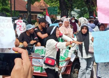 Ratusan PKL Pasar Raya Padang Geruduk Rumah Dinas Wali Kota, Tolak Relokasi