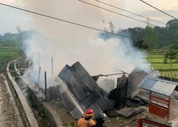 1 Rumah, 1 Warung, 1 Mobil Terbakar di Padang, 1 Orang Luka Bakar