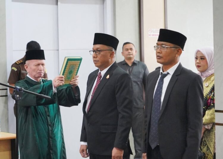 Bupati Dharmasraya, Annisa Suci Ramadhani, melantikan jaksa fungsional, Ramadhani, sebagai inspektur atau kepala inspektorat daerah di Aula Kantor Bupati Dharmasraya pada Senin (9/2/2026). Foto: Pemkab Dharmasraya