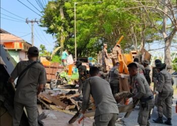 Satpol PP Padang Tertibkan Bangunan Liar di Sempadan Sungai