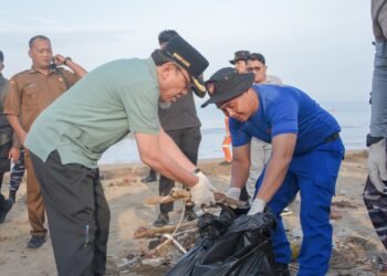 Wawako Maigus Nasir Ikut Aksi Bersih Pantai Padang Bersama Polda Sumbar