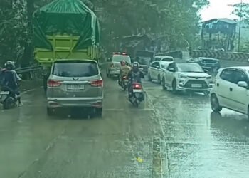 Arus lalu lintas di jalur lintas Padang–Solok, tepatnya di kawasan Panorama 1, Sitinjau Lauik, Padang, terpantau padat merayap pada Selasa (10/2/2026) sore.