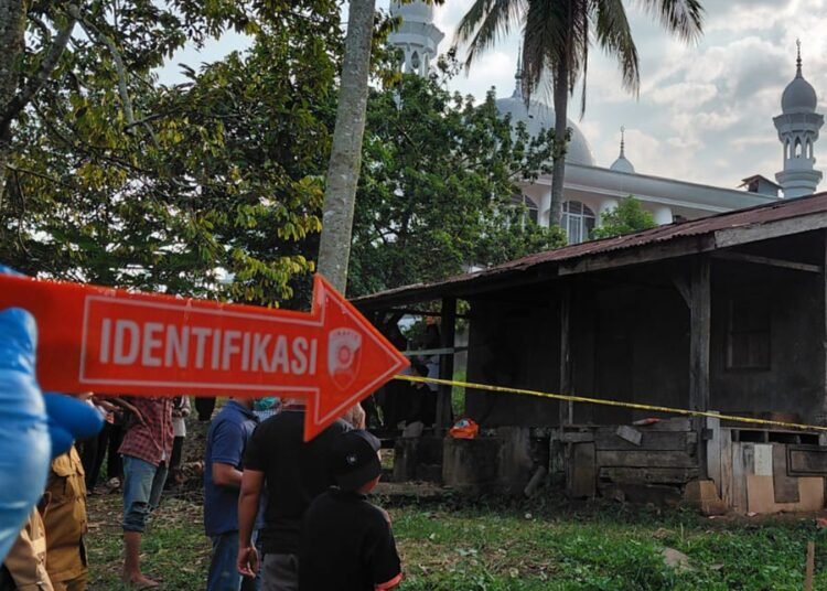 Polisi melakukan olah TKP penemuan mayat di Jorong Saruaso Barat, Nagari Saruaso, Kecamatan Tanjung Emas, Kabupaten Tanah Datar, pada Selasa (10/2/2026) sore. Foto: Polres Tanah Datar