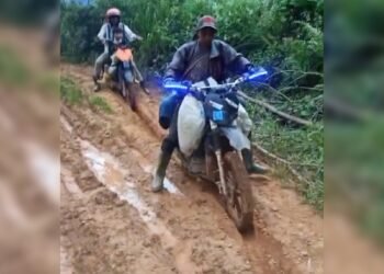 Jalan Rusak dan Berlumpur, Warga Kabupaten Solok Terpaksa Ikat Perempuan Sakit ke Pengendara Ojek Menuju Puskesmas