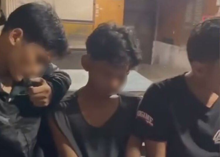 Tiga pemuda ditangkap warga di Korong Tungka, Nagari Sungai Durian, Kecamatan Patamuan, Padang Pariaman, pada Rabu (18/22) subuh karena diduga mencuri kabel instalasi listrik di rumah kosong.