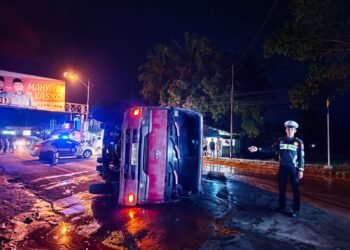 Dua Truk Tabrakan di Solok, Satu Terbalik