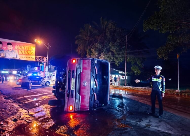 Kecelakaan lalu lintas terjadi di Simpang Rumbio, Kecamatan Lubuk Sikarah, Kota Solok, Kamis (12/2/2026) sekitar pukul 03.00 WIB.