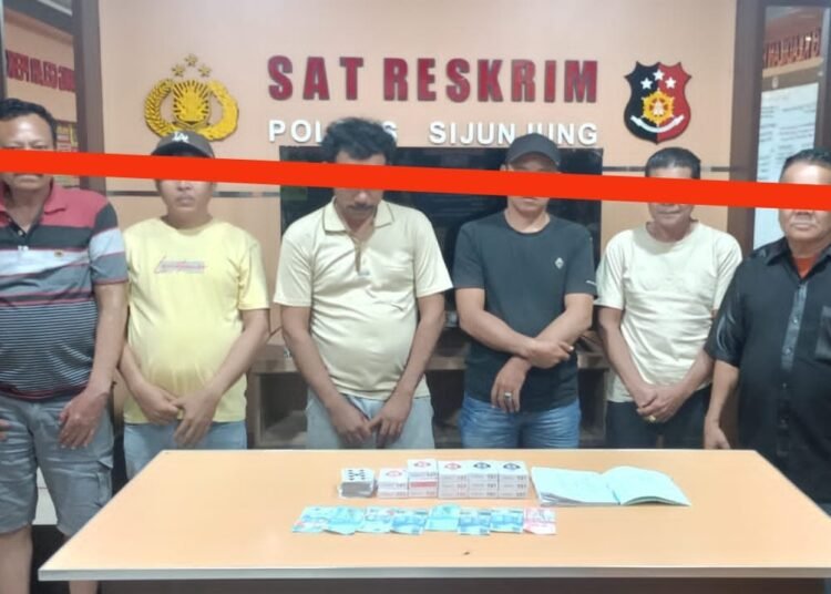 Polisi menangkap enam pria diduga pelaku judi kartu remi di sebuah kedai di Jorong Gantiang, Kenagarian Sijunjung, Kecamatan Sijunjung, Kabupaten Sijunjung, Kamis (12/2/2026) sekitar pukul 14.00 WIB.