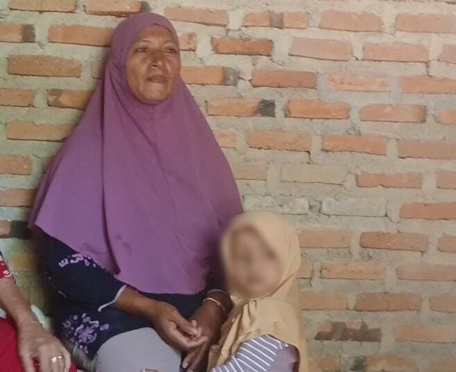 Marlina, istri ED, kini menjadi tulang punggung keluarga setelah suaminya ditahan Polres Pariaman.