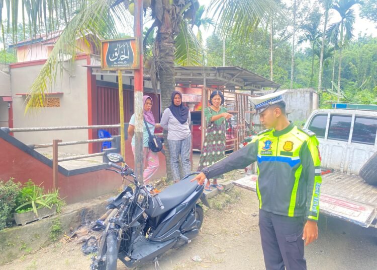 Polisi memperlihatkan salah satu motor yang rusak akibat bertabrakan dengan motor lain di di Jalan Nasional Sumbar–Riau KM 172, tepatnya di Jorong Pasar, Kenagarian Manggilang, Kecamatan Pangkalan Koto Baru, Limapuluh Kota, pada Jumat (13/2/2026). Foto: Polres 50 Kota