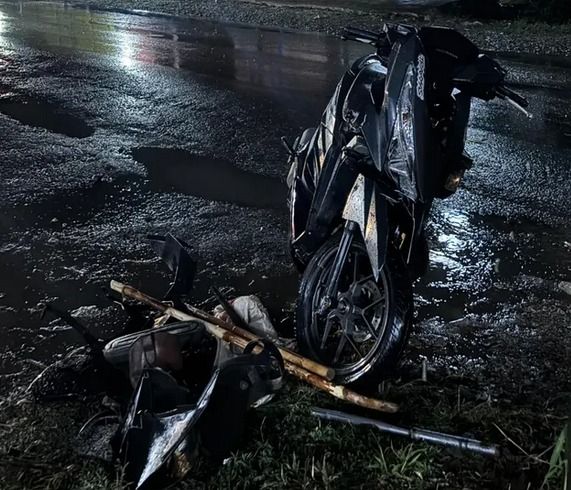 Sebuah sepeda motor menabrak truk di depan RSUD Pratama Ujung Gading, jalan lintas umum, Jorong Kuamang, Nagari Ujung Gading, Kecamatan Lembah Melintang, Pasaman Barat, pada Jumat (13/2/2026) sekitar pukul 18.30 WIB. Foto: Polres Pasaman Barat