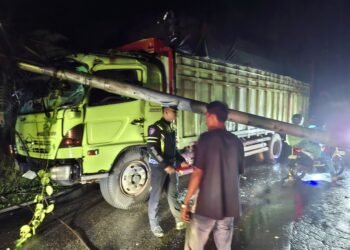 Tiang Listrik Timpa Truk di Limapuluh Kota, Sopir dan Penumpang Nyaris Tersetrum
