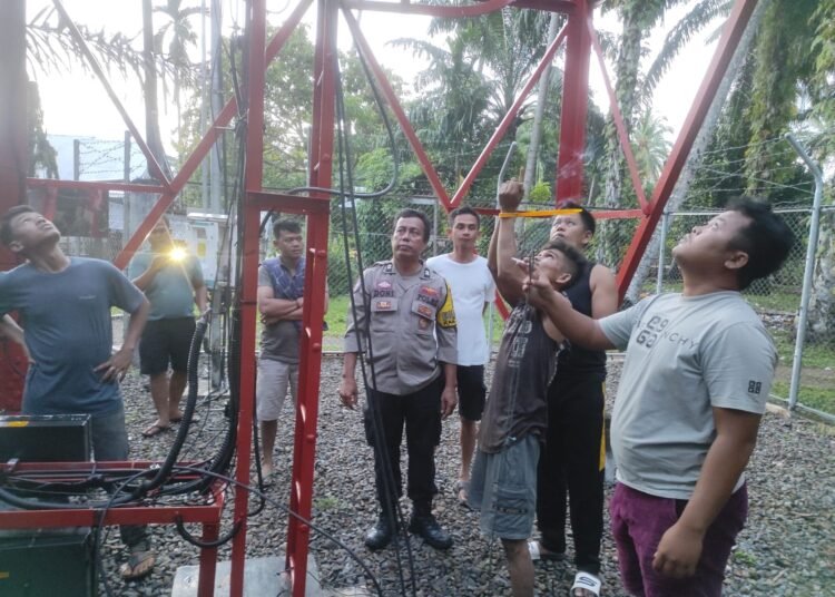Seorang pencuri kabel tower rekanan PT Telkomsel ditangkap di lokasi tower tersebut, di Nagari Pasar Bukit Air Haji, Kecamatan Linggo Sari Baganti, Pesisir Selatan, pada Jumat (14/2/2026). Foto: Polsek Linggo Sari Baganti