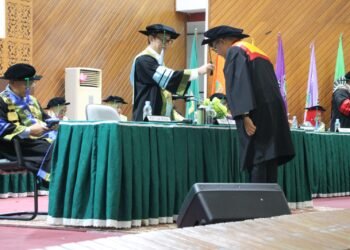 Rektor Unand Efa Yonnedi Ingatkan Risiko AI dan Tsunami Informasi saat Wisuda 2026
