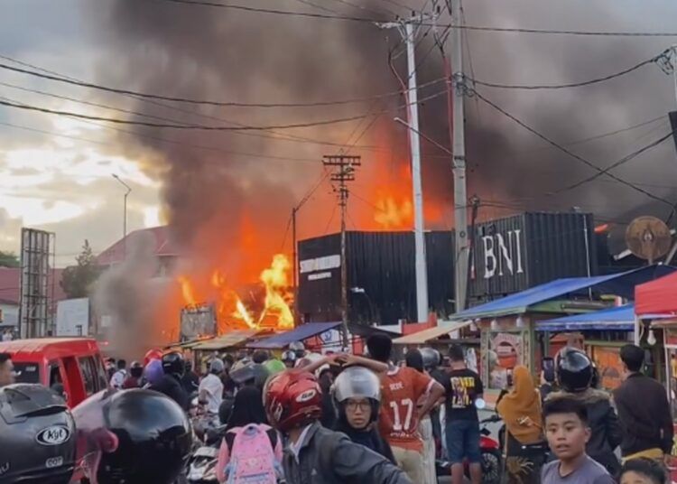 Kebakaran terjadi di area samping Stasiun Lambuang, Kota Bukittinggi, Sabtu (14/2/2026) sore.