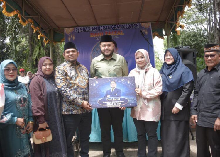 Wali Kota Padang, Fadly Amran, menyerahkan bantuan 50 ton beras dari Dani Faizal Rajo Mantari Alam kepada masyarakat Kota Padang di Perumnas Belimbing,
