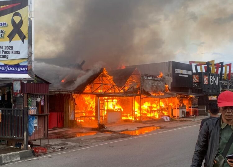 Tiga warung terbakar di Jalan Jendral Sudirman, Simpang Stasiun Bukittinggi, Kelurahan Aur Tajungkang Tengah Sawah, Kecamatan Guguk Panjang, Kota Bukittinggi, pada Sabtu (14/2/2026) pukul 18.12 WIB.