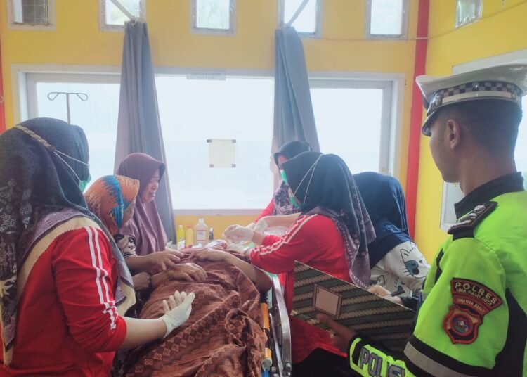 Polisi mengidentifikasi jenazah korban kecelakaan yang tewas di Puskesmas Pangkalan Koto Baru, Limapuluh Kota, pada Sabtu (14/2/2026) siang. Foto: Polres 50 Kota