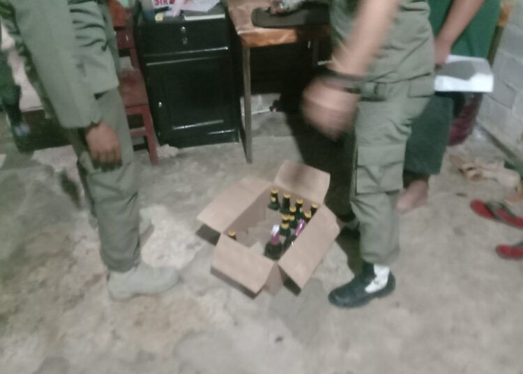 Petugas menyita sepuluh botol minuman keras dari di Cafe Blot km 11 di Jorong Sialang, Nagari Gunung Selasih, Kecamatan Pulau Punjung, Dharmasraya, pada Sabtu (14/2/2026) dini hari. Foto: Polres Dharmasraya