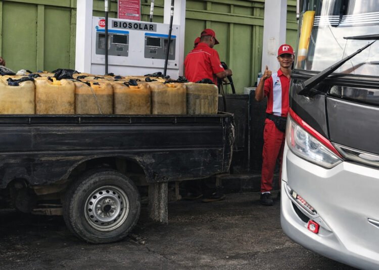 Petugas SPBU di Tarusan, Pesisir Selatan, melayani pengisian BBM untuk jeriken.