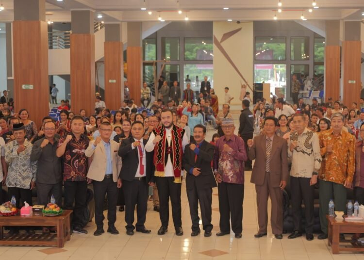 Wali Kota Padang, Fadly Amran, menghadiri Pelantikan Pengurus Himpunan Marga Waruwu (Himawar) Kota Padang periode 2026–2030 di Gedung Bagindo Aziz Chan Youth Center, Minggu (15/2/2026).