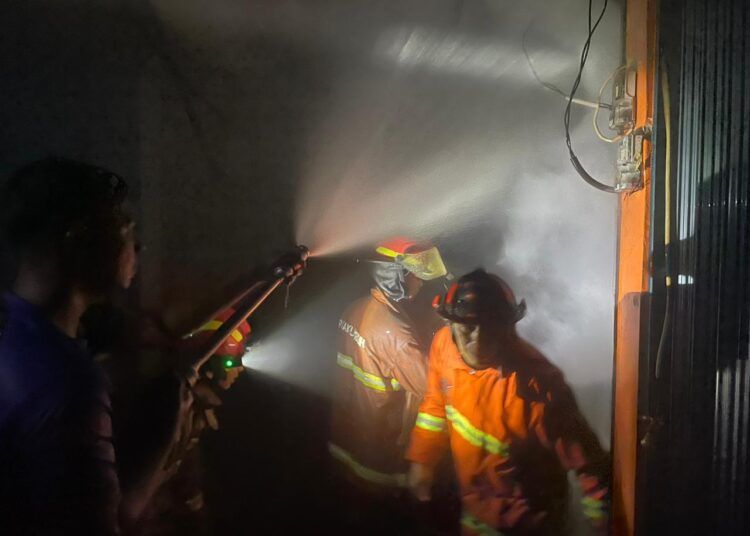 Pemadam kebakaran berupaya untuk memadamkan api yang membakar toko karpet di Pasar Raya Kota Payakumbuh Blok B 2 terbakar pada Senin (16/2/2026) dini hari. Foto: Damkar Payakumbuh