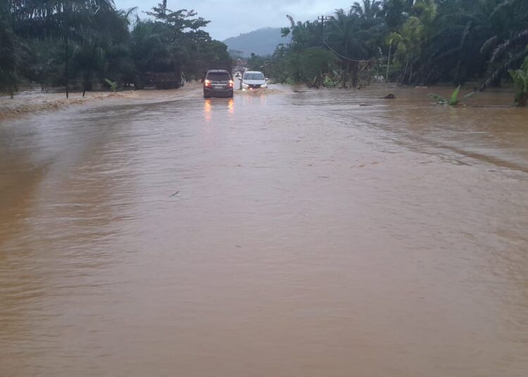 Banjir di Jalan Nasional Manggopoh–Simpang Ampek, tepatnya di Muaro Kandang, Nagari Salareh Aia Barat, Kabupaten Agam, Senin (16/2).
