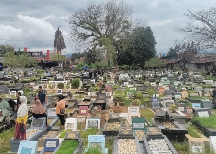 Kawasan Tempat Pemakaman Umum (TPU) Tunggul Hitam di Jalan Kemayoran, Air Tawar Timur, Kecamatan Koto Tangah, Kota Padang, ramai didatangi peziarah, Senin (16/2).