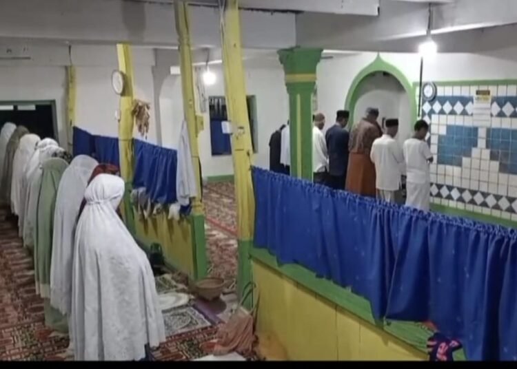 Jemaaah tarekat Naqsabandiyah salat tarawih Surau Baru, Kelurahan Cupak Tangah, Kecamatan Pauh, Kota Padang, melaksanakan puasa pertama Ramadan pada Senin (16/2/2026) malam. Foto: Budi Sunandar
