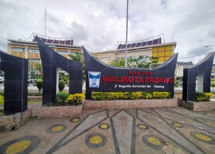 Pemerintah Kota Padang memangkas jam kerja Aparatur Sipil Negara (ASN) selama bulan Ramadan 1447 Hijriah guna menyesuaikan aktivitas kerja dengan ibadah puasa.
