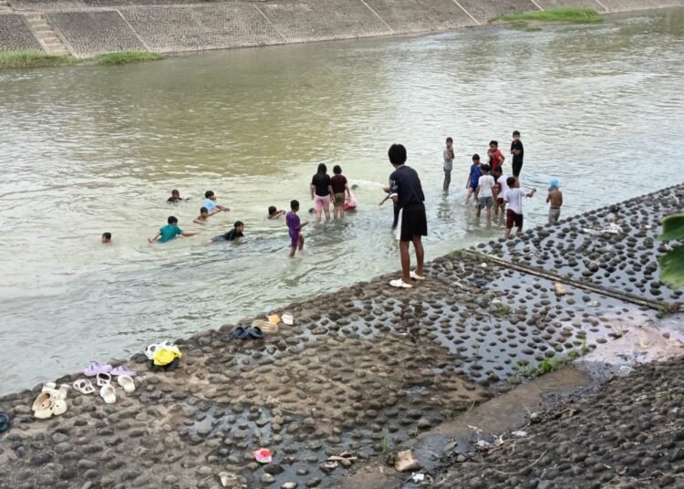 Puluhan warga memadati aliran sungai Banda Bakali di kawasan Alai Parak Kopi, Kota Padang, jelang Ramadan 1447 Hijriah, Selasa (17/2/2026) sore.
