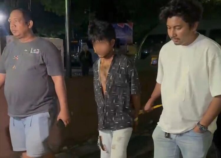 Polisi menangkap pencuri ponsel inisial MY (36) di Musala SPBU Katapiang, Kecamatan Batang Anai, Padang Pariaman, pada Senin (16/2/2026) sekitar pukul 01.30 WIB. Foto: Polresta Padang