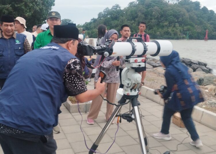 Pantauan hilal awal ramadan 1447 H di Masjid Al Hakim, Pantai Padang, Selasa (17/2) Foto: Qadri Hayatul.