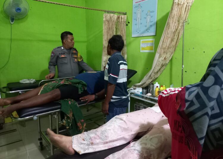 Korban tabrakan di Jalan Raya Padang—Painan di Koto Pulai, Nagari Barung-Barung Balantai Selatan, Kecamatan Koto XI Tarusan, Pesisir Selatan, pada Selasa (17/2/2026) malam dibawa sementara ke Puskesmas Barung-Barung Balantai. Foto: Polres Pesisir Selatan