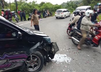 2 Mobil Tabrakan di Jalan Bukittinggi—Pasaman, Kedua Pengendara Cekcok di Jalan