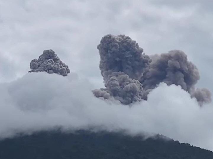 Gunung Marapi mengalami erupsi pada Rabu (18/2/2026) pukul 10.53 WIB. Foto: PVMBG