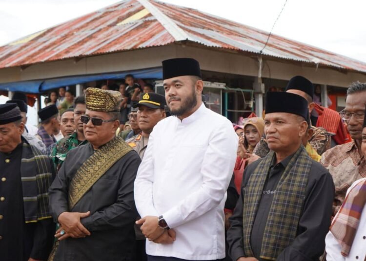 Wali Kota Padang, Fadly Amran, menghadiri tradisi adat dan religi tahunan Limau Barongge menjelang Ramadan 1447 H di Gedung Badan Musyawarah Ninik Mamak (BNMN) Sungai Pisang, Kecamatan Bungus Teluk Kabung, Selasa (17/2/2026).