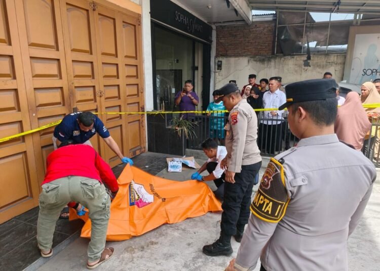 Polisi olah TKP penemuan mayat di Jalan Dahlia, Kelurahan Padang Tinggi Piliang, Kecamatan Payakumbuh Barat, Payakumbuh, Rabu (18/2/2026) siang.